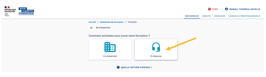 Page de sélection de modalité sur le site Mon Compte Formation, avec le bouton "À distance" mis en avant pour suivre la formation Be Entrepreneur en ligne.